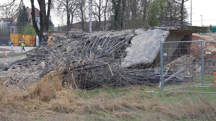 Am neuen Aischübergang wird mit Hochdruck gearbeitet. Foto: Andreas Dorsch