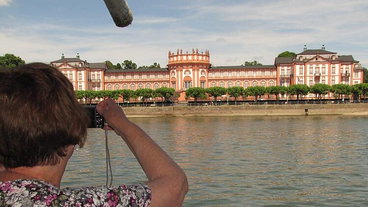 Das Schloss Biebrich, direkt am Rhein gelegen gehörte zu den begehrten Fotomotiven der Coburger Reisegruppe bei ihrer Schifffahrt mit den Möve auf dem Rhein. Foto: Martin Koch