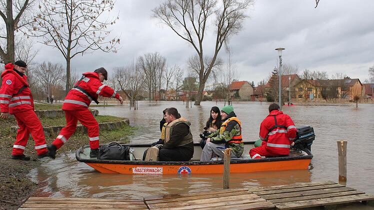 Der Ort, der am häufigsten mit Hochwasser konfrontiert wird, ist Sand. Hier kann es passieren, dass der Ortsteil Wörth durch die Fluten abgeschnitten wird. Dann muss die Wasserwacht einen Fährdienst einrichten - wie hier im Januar 2011.