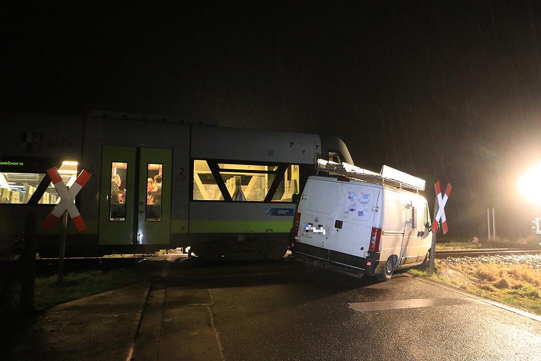 Zug gegen Lieferwagen - Bahnunfall zwischen Bamberg und Ebern
