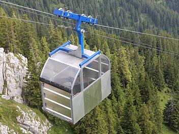 Bergmesse an der Bad Kissinger H&uuml;tte: Dabei wurde die neue Seilbahn gesegnet. Mit der neuen einl&auml;ufigen Werksverkehrsbahn, die mit einer Seilbahnkabine ausgestattet ist, ist nun ein eingeschr&auml;nkter nicht &ouml;ffentlicher Personentransport m&ouml;glich.Klaus Reu&szlig;