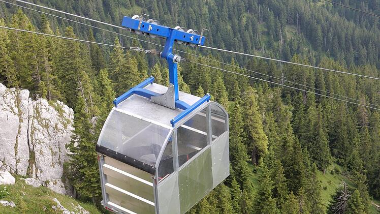 Bergmesse an der Bad Kissinger Hütte: Dabei wurde die neue Seilbahn gesegnet. Mit der neuen einläufigen Werksverkehrsbahn, die mit einer Seilbahnkabine ausgestattet ist, ist nun ein eingeschränkter nicht öffentlicher Personentransport möglich.Klaus Reuß