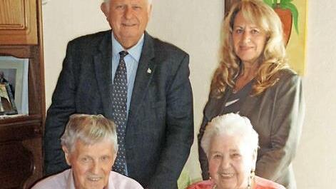 Johann Pfister und Maria Beck gratulieren dem Jubelpaar. Foto: p