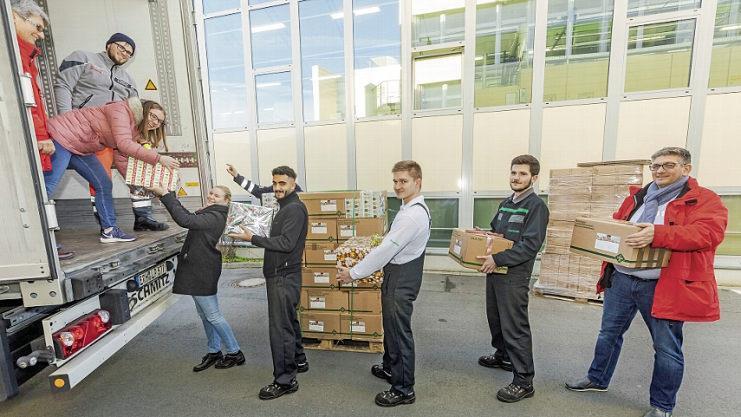 Beim Verladen der Päckchen für die Weihnachtstrucker halfen auch Schaeffler-Auszubildende und die Jugend- und Auszubildenden-Vertretung vom Standort Herzogenaurach mit.  Fotos: Schaeffler