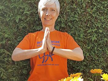 Birgit Schmitt lädt zur Übung "Das Kraftgebet der Sonnenblume" ein. Foto: K.- H. Hofmann