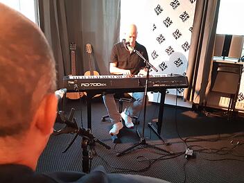 Gediegenes Ambiente: Uli Strömsdörfer (Keyboard) und Frank Hofmann im Bayreuther Proberaum, in dem sich das Austria-Trio Ö-Drei zusammen mit Holger Höhn trifft.