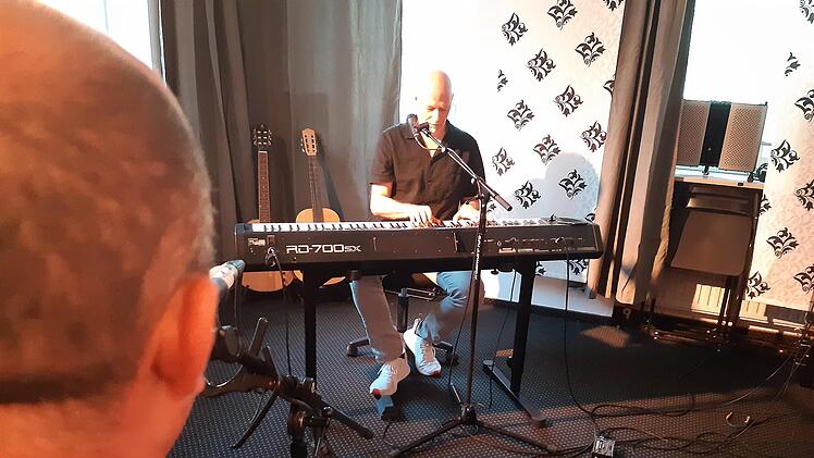 Gediegenes Ambiente: Uli Strömsdörfer (Keyboard) und Frank Hofmann im Bayreuther Proberaum, in dem sich das Austria-Trio Ö-Drei zusammen mit Holger Höhn trifft.