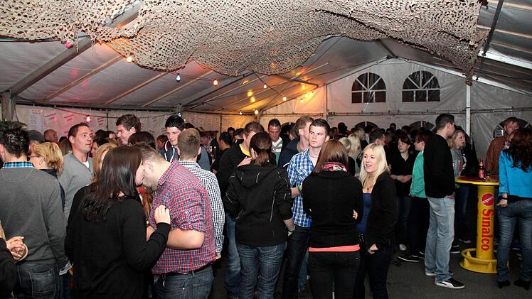 Die Bar im Festzelt war gut gefüllt.