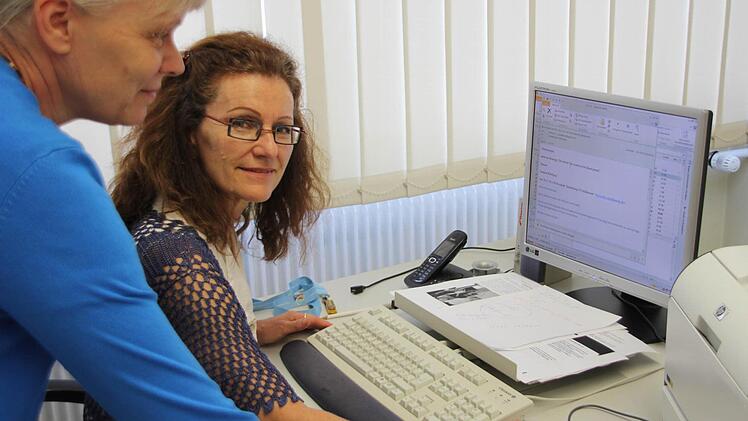 Kommen zum Ende des Schuljahres ins Schwitzen: Die Rektorin der Grund- und Mittelschule Mühlhausen, Gudrun Boss, und ihre Stellvertreterin Angelika Krodel.  Foto: Martin Kreklau