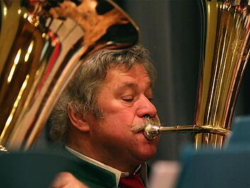 Tenorhornspieler Wolfgang Fella aus Hammelburg ist seit 50 Jahren aktiv. Foto: Gerd Schaar