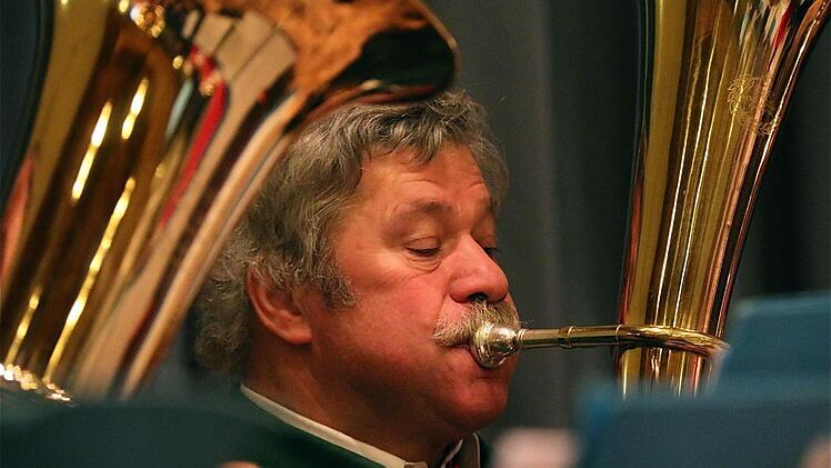 Tenorhornspieler Wolfgang Fella aus Hammelburg ist seit 50 Jahren aktiv. Foto: Gerd Schaar