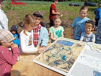 Die Kinder drehten an der Scheibe, die den veränderten Flusslauf des Mains zeigte. Fotos: Andreas Welz
