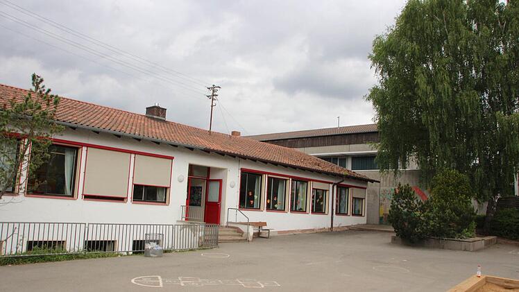 Nach der Sanierung der Turnhalle wird die Schule (links) neu gebaut.