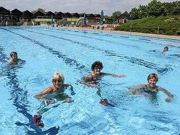 Diese vier Frauen kommen auch bei schlechtem Wetter täglich und haben ihren Spaß beim Wasser-Jogging im Hallstadter Freibad. Foto: Barbara Herbst