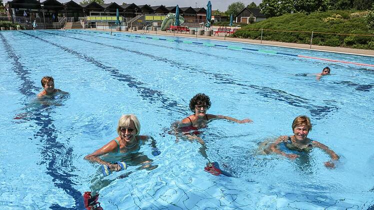 Diese vier Frauen kommen auch bei schlechtem Wetter täglich und haben ihren Spaß beim Wasser-Jogging im Hallstadter Freibad. Foto: Barbara Herbst