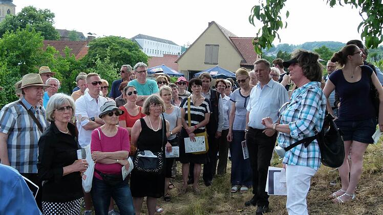 Ein ansehnlicher Pulk von Interessierten folgte Karin Dengler-Schreiber (rechts) durch die Klosterlandschaft von St. Michael. Foto: Marion Krüger-Hundrup