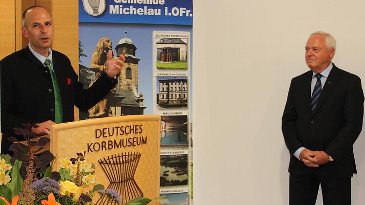 Landrat Christian Meißner bei seinem Grußwort. Rechts Bürgermeister Helmut Fischer