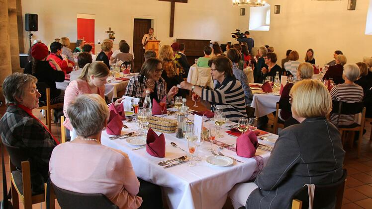 Anregende Vorträge hören, mit vorher fremden Frauen diskutieren und dazu stilvoll speisen: Dazu hatten über 60 ausschließlich weibliche Gäste am vergangenen Freitag die Gelegenheit, auf Einladung der Evangelischen Bürgerstiftung "Leben und Weitergeben". Im Refektorium des ehemaligen Benediktinerklosters Mönchröden, das heute als Evangelisches Gemeindehaus genutzt wird, fand dieses erste Frauenmahl im Kirchenkreis Bayreuth statt. Als Schirmherrin hielt Regionalbischöfin Dr. Dorothea Greiner (B...