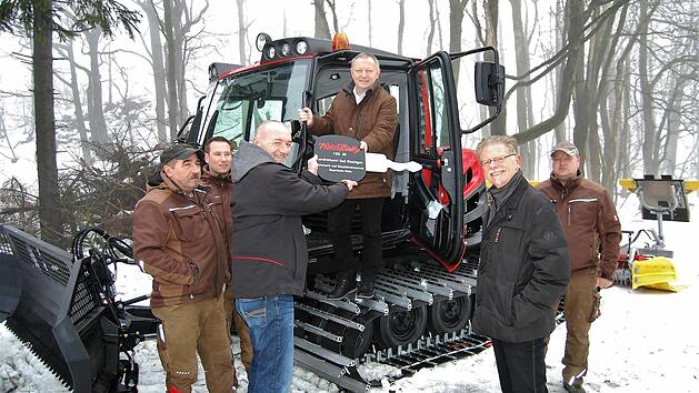 Harald Schmid, Gebietsverkaufsleiter der K&auml;ssbohrer Gel&auml;ndefahrzeug AG, &uuml;berreichte den symbolischen Schl&uuml;ssel zum neuen Pistenbully an Landrat Thomas Bold; mit dabei waren (von links) die Fahrer Robert Reuscher und Fabian N&ouml;th sowie J&uuml;rgen Dobler, Leiter Kreistiefbauamt, und Fahrer Uwe M&uuml;ller.  Foto: Sigismund von Dobsch&uuml;tz