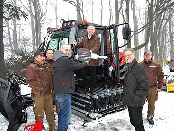 Harald Schmid, Gebietsverkaufsleiter der Kässbohrer Geländefahrzeug AG, überreichte den symbolischen Schlüssel zum neuen Pistenbully an Landrat Thomas Bold; mit dabei waren (von links) die Fahrer Robert Reuscher und Fabian Nöth sowie Jürgen Dobler, Leiter Kreistiefbauamt, und Fahrer Uwe Müller.  Foto: Sigismund von Dobschütz