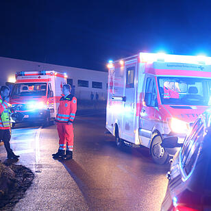 Auto kommt bei Hof von B15 ab