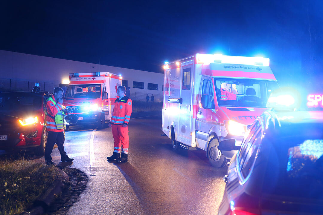 Auto kommt bei Hof von B15 ab
