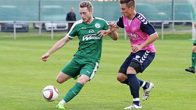 Sascha Engelhardt (links) vom TSV Neudrossenfeld im Zweikampf mit Yannick Schubert.  Foto: Peter Mularcyk