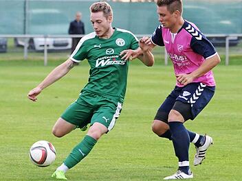Sascha Engelhardt (links) vom TSV Neudrossenfeld im Zweikampf mit Yannick Schubert.  Foto: Peter Mularcyk