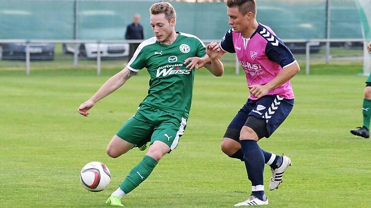 Sascha Engelhardt (links) vom TSV Neudrossenfeld im Zweikampf mit Yannick Schubert.  Foto: Peter Mularcyk