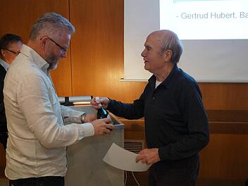 2. Vorsitzender der Kissinger Sektion, Johannes Fiedler (links), ehrte Dr. Helmut Schachenmayer (rechts) für 65 Jahre Mitgliedschaft im Deutschen Alpenverein.Klaus Werner