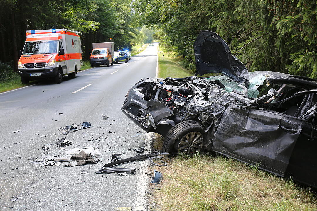 Frontalcrash in Oberfranken: Fahrer bei Unfall eingeklemmt und schwer verletzt
