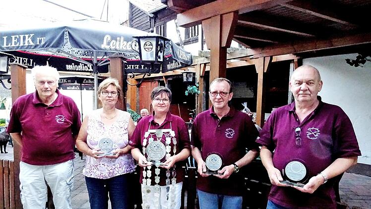 Das neue K&ouml;nigshaus des Michelauer Pfeifenclubs mit Raucherk&ouml;nigin Anke Wagner (Mitte), erster Ritterin Ingrid Schmidt (2.v.li.), zweitem Ritter Anton Fischer (2.v.re.) und Aschek&ouml;nig Konrad Laux (re.). Vorsitzender Herbert Wagner (li.) begl&uuml;ckw&uuml;nschte das neue K&ouml;nigshaus.  Foto: Heinz Marr