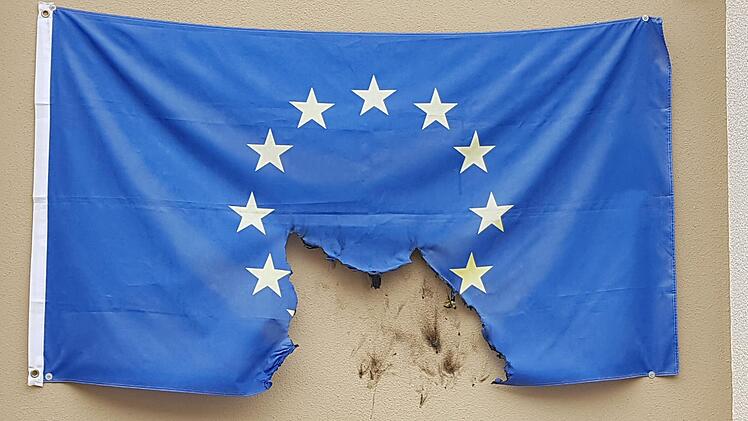 Die Europa-Flagge am Haus von OB-Kandidat Hans-Günter Brünker (Volt) ist in der Nacht zum Samstag angezündet worden.  Foto: Hans-Günter Brünker