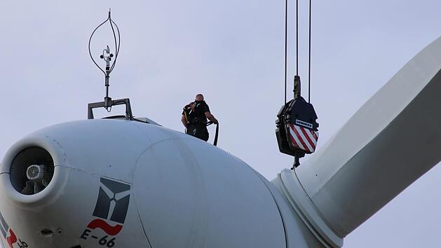 Arbeiten in luftiger Höhe: Rotornabe und -blätter werden abmontiert. Helmut Will