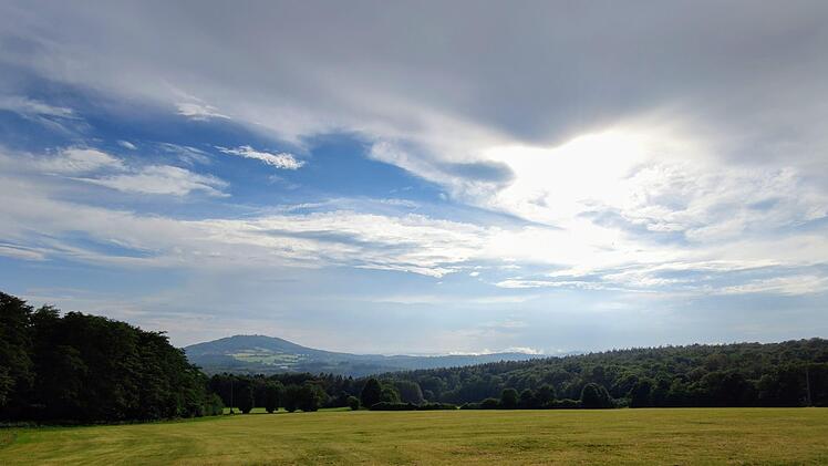 Freier Blick nach Hessen: Ein Ort, an dem der Blick vorbei am Dreistelz-Berg schweifen kann: Am Fuße der Pilsterköpfe bei der Metzenruh. Foto: Julia Raab