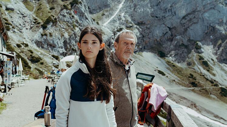 Leni Pr&auml;del (Lola Linn&eacute;a Padotzke) wartet vergeblich gemeinsam mit ihrem Gro&szlig;vater Wolfgang Hoffmann (Hansi Krauss) auf ihre Mutter.