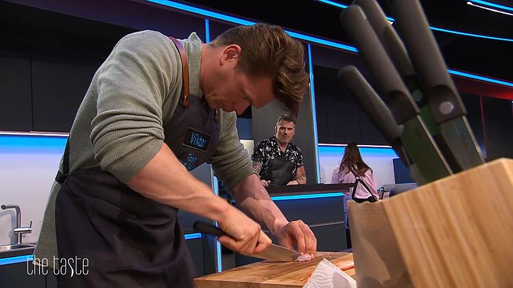 Immer unter Druck: Chaoskoch Viktor weiß, dass er auch bei Gast-Coach Daniel Gottschlich unter permanenter Beobachtung steht.