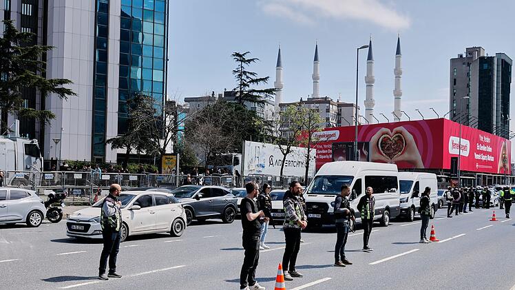 Sch&uuml;sse vor Israels Konsulat in Istanbul