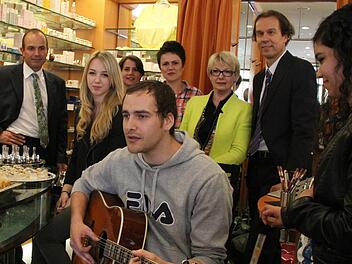 Live und unplugged trug Michael Lane einen seiner gefühlvollen Songs vor. Foto: Josef Hofbauer