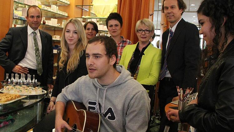 Live und unplugged trug Michael Lane einen seiner gefühlvollen Songs vor. Foto: Josef Hofbauer