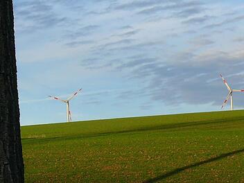 Bisher gibt es noch nicht viele Windräder im Landkreis. Das soll sich ändern: Im Sailershäuser Wald sollen zehn Windkraftanlagen gebaut werden. Unser Bild zeigt die Windräder bei Buch (Theres) im Abendhimmel. Die GUT (Gesellschaft zur Umsetzung erneuerbarer Technologieprojekte) stellte das Propjekt für die zehn geplanten Windräder vor. Foto: mw