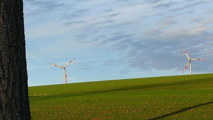Bisher gibt es noch nicht viele Windräder im Landkreis. Das soll sich ändern: Im Sailershäuser Wald sollen zehn Windkraftanlagen gebaut werden. Unser Bild zeigt die Windräder bei Buch (Theres) im Abendhimmel. Die GUT (Gesellschaft zur Umsetzung erneuerbarer Technologieprojekte) stellte das Propjekt für die zehn geplanten Windräder vor. Foto: mw