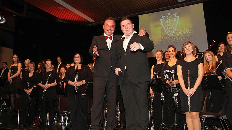 Strahlende Gesichter nach einem fabelhaften Konzert, das vom Publikum mit tosendem Applaus belohnt wird.