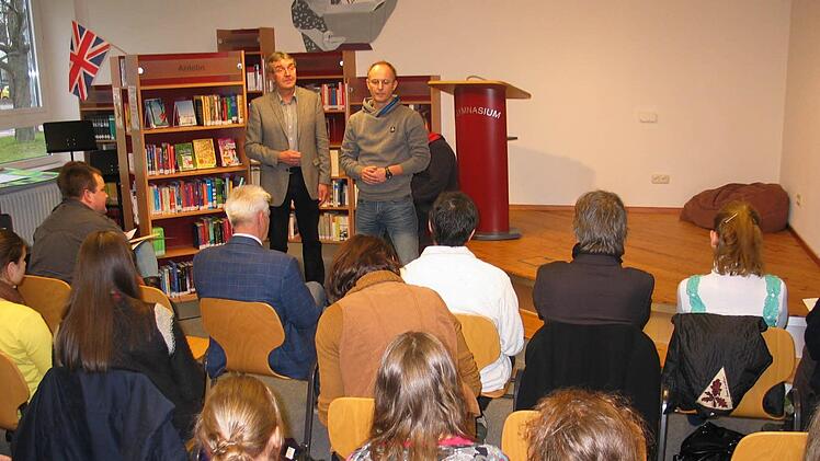 Franz Will und Harald Götz stellen den Gästen ihr Projekt in der JVA Ebrach vor.  Foto: Michael Schick