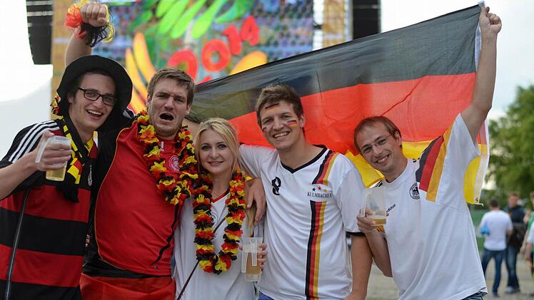 Hannds, Jan Rademacher, Julia, Jan Schlagenhaufer und Jan Meuschke feuern die deutsche Elf an.