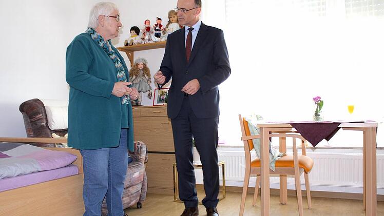 Stolz zeigt Bewohnerin Ingrid Glück Landrat Wilhelm Schneider ihr Zimmer im neuen "Wohnheim 50plus". Seit 30 Jahren wird die 68-Jährige bereits von der Lebenshilfe Haßberge e. V. betreut. Sie wollte mit in das neue Haus umziehen und hat ihre Entscheidung nicht bereut.