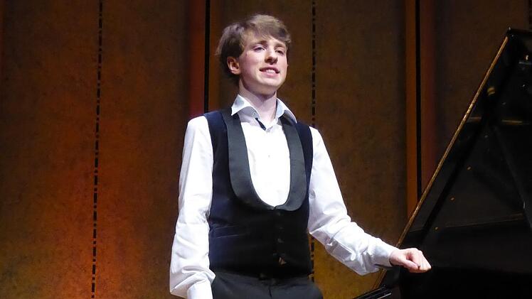 Der Luitpoldpreis 2017 des Fördervereins Kissinger Sommer geht in diesem Jahr nach England: Der 18-jährige Pianist Julian Trevelyan gewann den mit 5000 Euro dotierten Preis. Foto: Thomas Ahnert