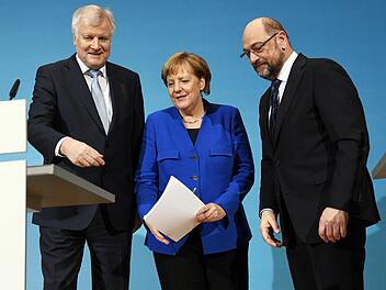 Der CSU-Vorsitzenden Horst Seehofer, der SPD-Parteivorsitzende Martin Schulz  und Bundeskanzlerin Angela Merkel (CDU)  präsentieren die Ergebnisse der Sondierungen - die Kritik daran  ließ nicht lange auf sich warten.  Foto: Maurizio Gambarini/dpa