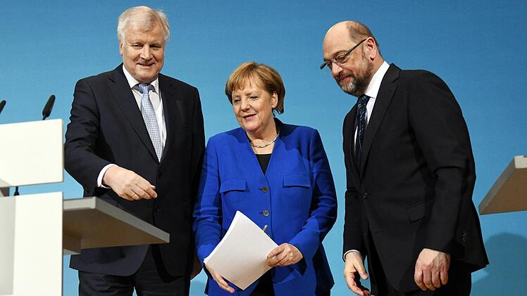 Der CSU-Vorsitzenden Horst Seehofer, der SPD-Parteivorsitzende Martin Schulz  und Bundeskanzlerin Angela Merkel (CDU)  präsentieren die Ergebnisse der Sondierungen - die Kritik daran  ließ nicht lange auf sich warten.  Foto: Maurizio Gambarini/dpa