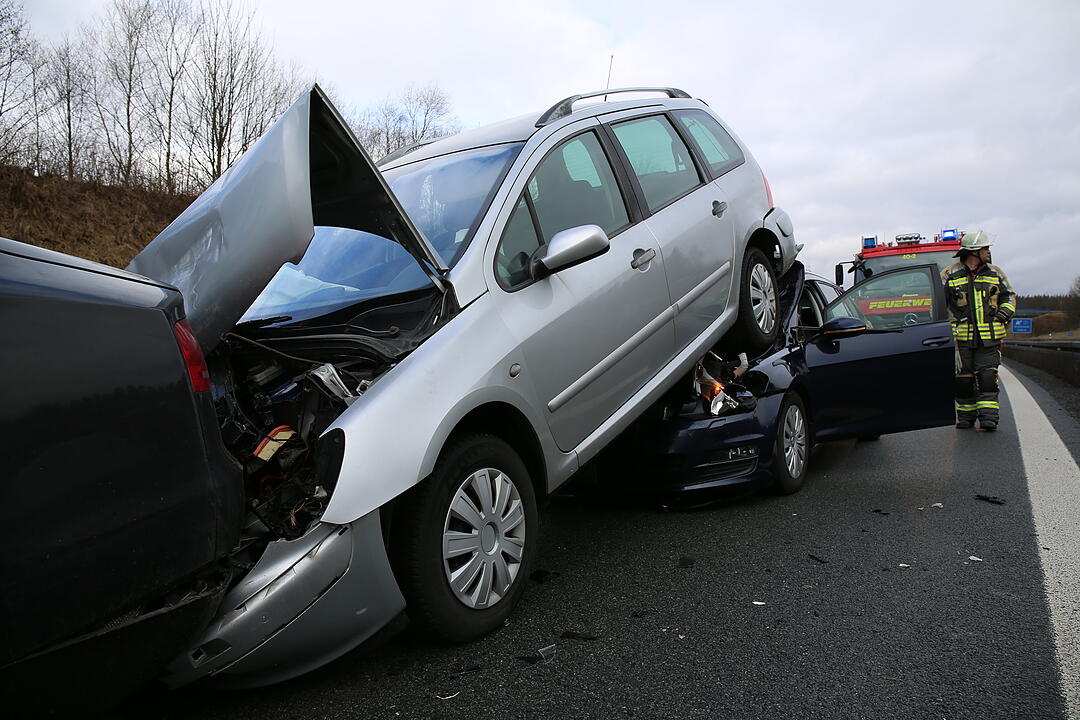 Schwerer Unfall im Landkreis Wunsiedel: Vier Fahrzeuge krachen ineinander